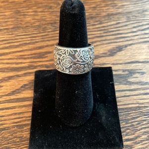 Silpada floral band ring